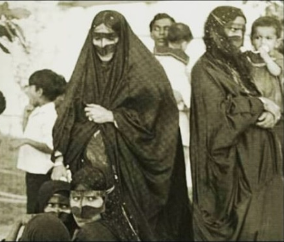 The History and Significance of the Abaya in Islamic Culture